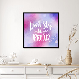 Plakat w ramie "Nie przestawaj dopóki nie będziesz dumny" - motywacyjny cytat na fioletowym tle 