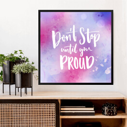 Obraz w ramie "Nie przestawaj dopóki nie będziesz dumny" - motywacyjny cytat na fioletowym tle 