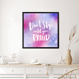 Obraz w ramie "Nie przestawaj dopóki nie będziesz dumny" - motywacyjny cytat na fioletowym tle 