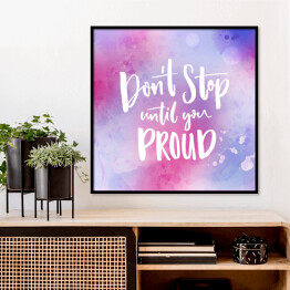 Plakat w ramie "Nie przestawaj dopóki nie będziesz dumny" - motywacyjny cytat na fioletowym tle 