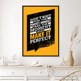 Plakat w ramie "Nie czekaj na idealny moment. Chwytaj chwilę i spraw by była idealna" - inspirujący cytat 