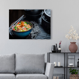 Obraz na płótnie Smaczny makaron z kurczakiem, warzywami i papryką chili