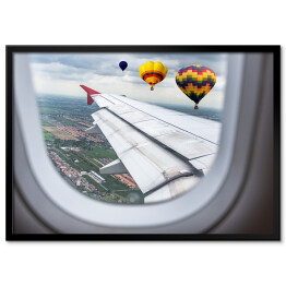 Plakat w ramie Widok za okno samolotu - balony unoszące się nad chmurami