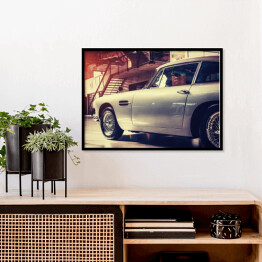 Plakat w ramie Piękny srebrny retro samochód na pokazie