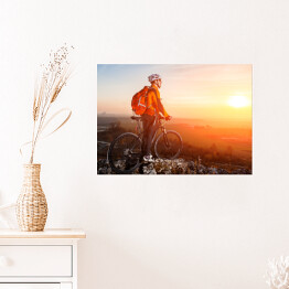 Plakat samoprzylepny Cyklista spoglądający z góry na horyzont