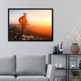 Obraz w ramie Cyklista spoglądający z góry na horyzont