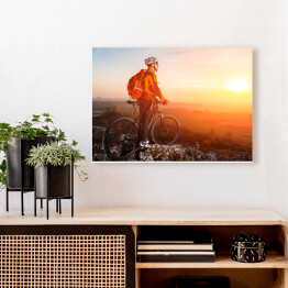 Obraz na płótnie Cyklista spoglądający z góry na horyzont