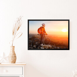 Obraz w ramie Cyklista spoglądający z góry na horyzont