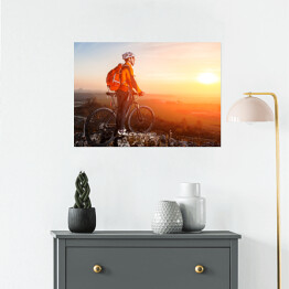 Plakat Cyklista spoglądający z góry na horyzont