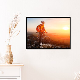 Plakat w ramie Cyklista spoglądający z góry na horyzont