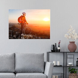Plakat samoprzylepny Cyklista spoglądający z góry na horyzont