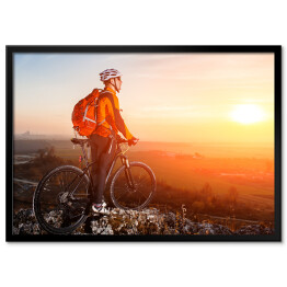 Plakat w ramie Cyklista spoglądający z góry na horyzont