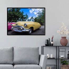 Plakat w ramie Amerykański żółty kabriolet zaparkowany w Hawanie na Kubie 
