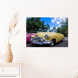 Plakat samoprzylepny Amerykański żółty kabriolet zaparkowany w Hawanie na Kubie 