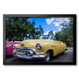 Obraz w ramie Amerykański żółty kabriolet zaparkowany w Hawanie na Kubie 