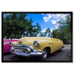 Plakat w ramie Amerykański żółty kabriolet zaparkowany w Hawanie na Kubie 