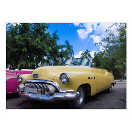 Plakat Amerykański żółty kabriolet zaparkowany w Hawanie na Kubie 