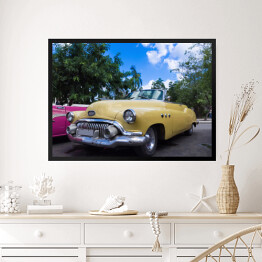 Obraz w ramie Amerykański żółty kabriolet zaparkowany w Hawanie na Kubie 