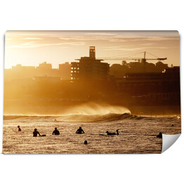 Fototapeta samoprzylepna Surfiarze czekający na fale podczas zachodu słońca w Bondi Beach