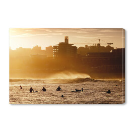 Surfiarze czekający na fale podczas zachodu słońca w Bondi Beach