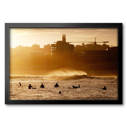 Obraz w ramie Surfiarze czekający na fale podczas zachodu słońca w Bondi Beach