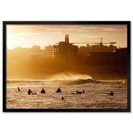 Plakat w ramie Surfiarze czekający na fale podczas zachodu słońca w Bondi Beach