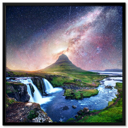 Plakat w ramie Widowiskowe niebo pełne gwiazd nad wulkanem i wodospadami