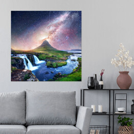 Plakat samoprzylepny Widowiskowe niebo pełne gwiazd nad wulkanem i wodospadami