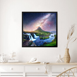 Obraz w ramie Widowiskowe niebo pełne gwiazd nad wulkanem i wodospadami
