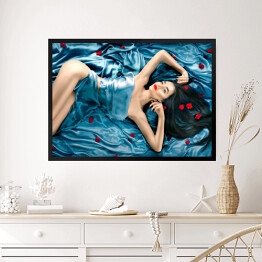 Obraz w ramie Seksowna piękna kobieta z długimi włosami leżąca na łóżku