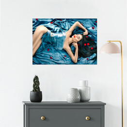 Plakat samoprzylepny Seksowna piękna kobieta z długimi włosami leżąca na łóżku