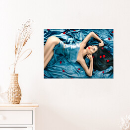 Plakat samoprzylepny Seksowna piękna kobieta z długimi włosami leżąca na łóżku