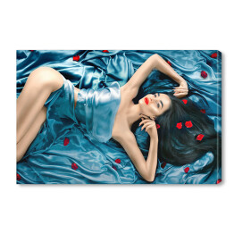Obraz na płótnie Seksowna piękna kobieta z długimi włosami leżąca na łóżku