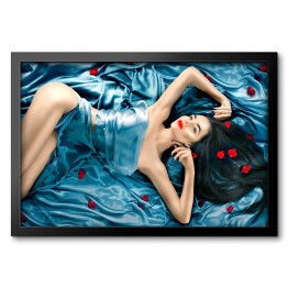 Obraz w ramie Seksowna piękna kobieta z długimi włosami leżąca na łóżku