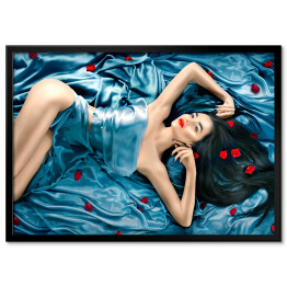 Plakat w ramie Seksowna piękna kobieta z długimi włosami leżąca na łóżku