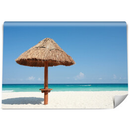 Słomiany parasol na pięknej plaży