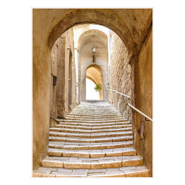 Stare kamienne schody i łuk we włoskiej wiosce