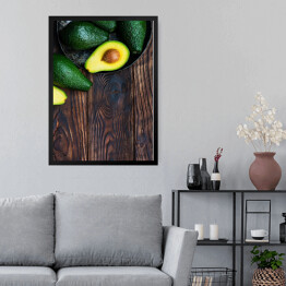 Obraz w ramie Awokado na ciemnym drewnianym stole