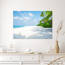 Plakat Błękitne pogodne niebo nad piaszczystą plażą
