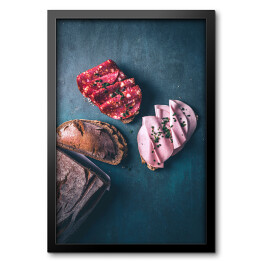 Obraz w ramie Rustykalny chleb ze świeżym salami chorizo ​​i mortadeli