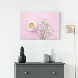 Obraz na płótnie Poranna kawa i białe kwiaty na różowym blacie