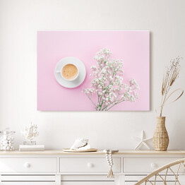 Obraz na płótnie Poranna kawa i białe kwiaty na różowym blacie