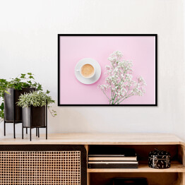 Plakat w ramie Poranna kawa i białe kwiaty na różowym blacie