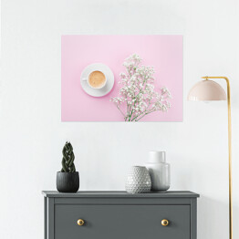 Plakat samoprzylepny Poranna kawa i białe kwiaty na różowym blacie