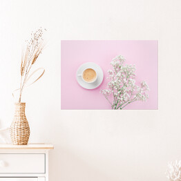 Plakat Poranna kawa i białe kwiaty na różowym blacie