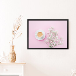 Obraz w ramie Poranna kawa i białe kwiaty na różowym blacie