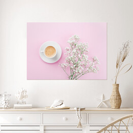Plakat samoprzylepny Poranna kawa i białe kwiaty na różowym blacie