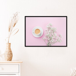 Plakat w ramie Poranna kawa i białe kwiaty na różowym blacie
