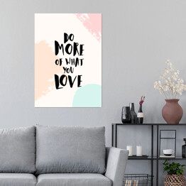 Plakat "Rób więcej tego, co kochasz" - cytat na pastelowym tle