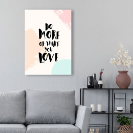 Obraz na płótnie "Rób więcej tego, co kochasz" - cytat na pastelowym tle